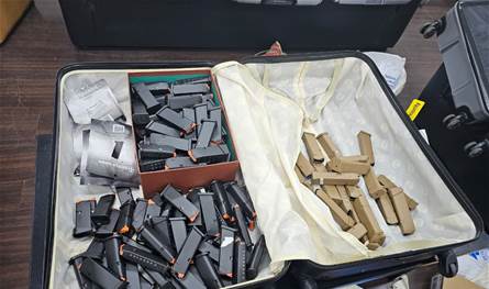 بالصور... ضبط مسدسات في المطار