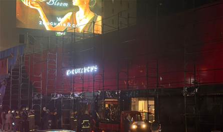 بالصور والفيديو... إخماد الحريق في محلات "خوري هوم" في منطقة الدورة