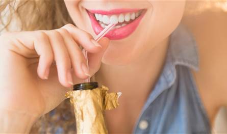 في زمن الأعياد... أطباء يحذّرون من خطر البروسيكو على الأسنان