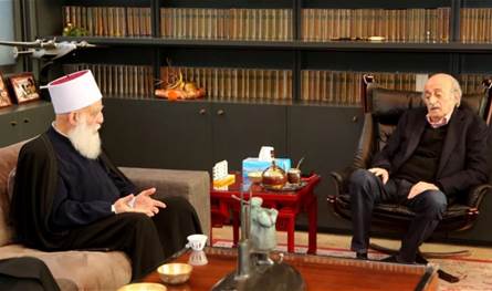 اتصال هاتفي بين شيخ العقل وجنبلاط.. ولقاء قريب مرتقب