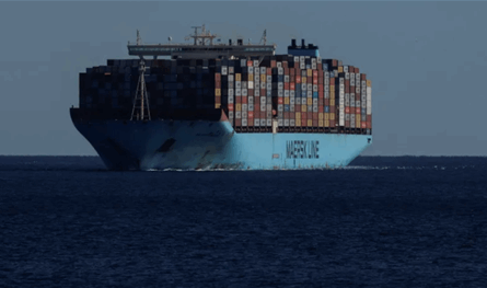 سفينة تابعة لميرسك تكمل أول رحلة عبر البحر الأحمر منذ نحو عامين