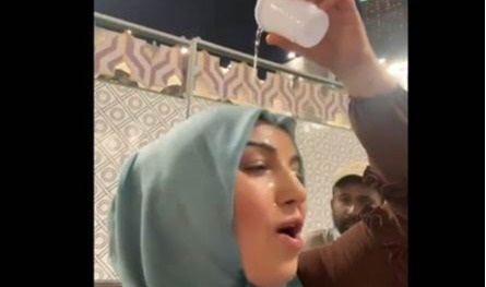 ما فعلته هذه السيدة أثناء أداء مناسك العمرة يُثير الجدل.. شاهدوا الفيديو