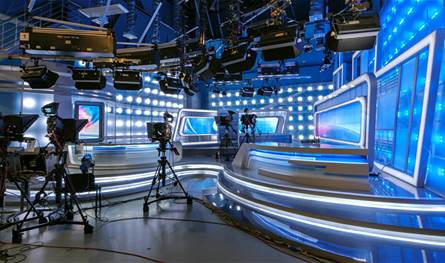 صرخت ومزقت ملابسها.. شاهدوا ماذا حدث مباشرة على الهواء خلال بث نشرة الأخبار (فيديو)