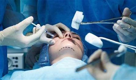 ظاهرة انتحال صفة طبيب تجميل تتفاقم.. أين رقابة وزارة الصحة؟