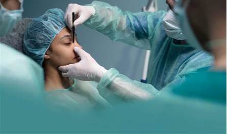 تعرّضت لخطأ طبي نتيجة حقن الفيلر… هذا ما حصل مع ممثلة معروفة!