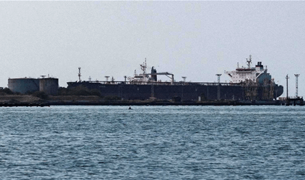 ناقلتا نفط وحراسة عسكرية.. كاراكاس "تجسّ نبض" ترامب