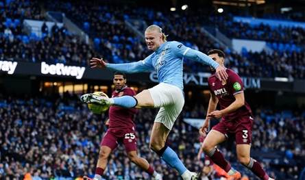 الرجل الآلي يتفوّق على الأسطورة… هالاند يتجاوز رونالدو (فيديو)