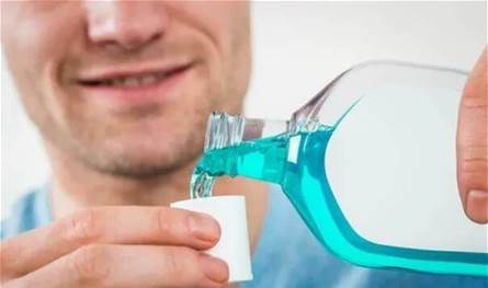 دراسات تكشف سرًا مقلقًا عن غسول الفم