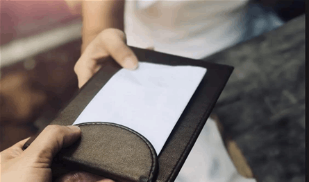 الوزير وصحبه "لم يدفعوا الفاتورة"