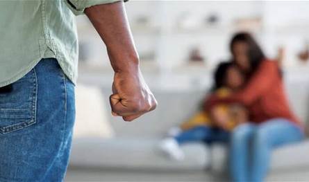 العنف الأسري يتصاعد في ظل الانهيار.. جرائم مرعبة تستدعي التحرّك