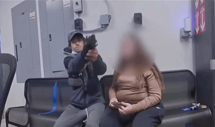 مسدس يتعطل في اللحظة الحاسمة.. ضابط ينجو من الموت (فيديو)