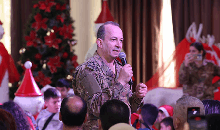 قائد الجيش لعائلات الشهداء: نفتخر بكم وبشهدائنا وبأجيالنا الجديدة