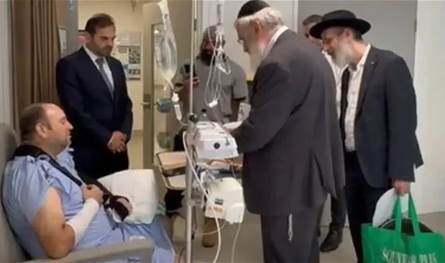 "لقاء مؤثّر" جمع حاخاماً يهوديّاً بـ"بطل سيدني" أحمد الأحمد