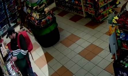 قتل والديه... قبل ساعات من إعتقاله فيديو يكشف ما فعله نجل أحد أبرز المخرجين داخل محل