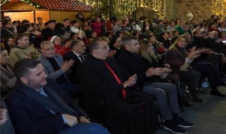 بلدية زغرتا - اهدن افتتحت مهرجان "ساحة العيد"