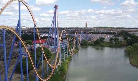 حادثة مخيفة.. توقف "أفعوانية" في الجو واحتجاز الركاب (فيديو)