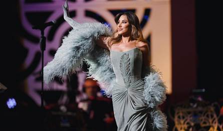 بصيحة الفرو الفاخرة.. نجوى كرم تنسق فستانها الضيق