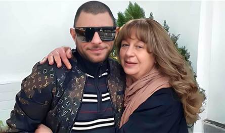 أحمد الفيشاوي غاب.. وعمر ينهار باكيا في جنازة والدته 