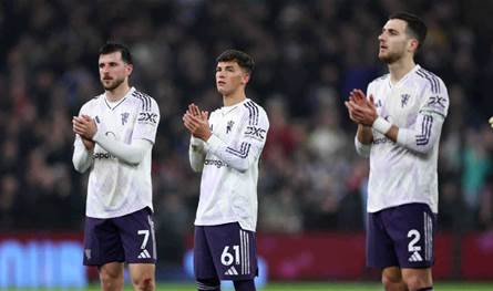 من اللاعب الذي أثار استياء جماهير مانشستر يونايتد في مواجهة أستون فيلا؟