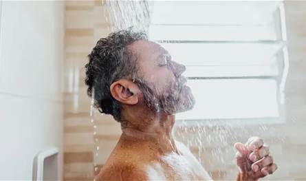قد يرفع ضغط الدم.. احذر من الاستحمام بالماء البارد