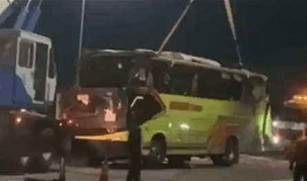 حادث مروري مروع في إندونيسيا.. مقتل 15 شخصاُ وإصابة 19 آخرين!