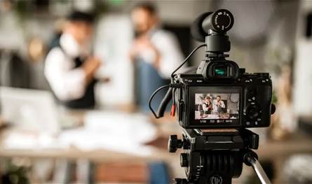 أصبح مشرّداً... ممثل شاب معروف جدّاً يعيش في الشارع شاهدوا الفيديو