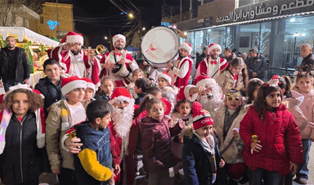 عين ابل احتفلت باضاءة شجرة وزينة الميلاد