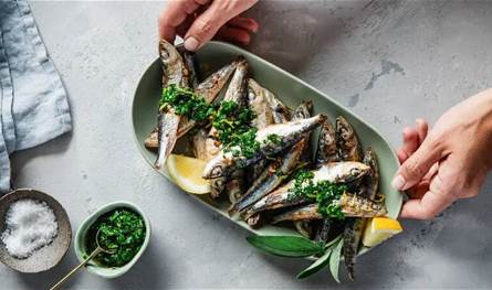 أيهما أغنى بأحماض أوميغا-3 والبروتين السردين أم التونا؟