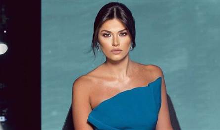 الإعلامية نبيلة عواد بجلسة تصوير ميلادية مع ابنها (صور)