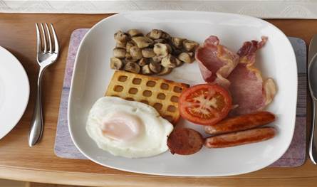 هل توقيت وجبة الإفطار يؤثر في مستويات الكوليسترول؟ 