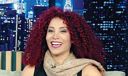 آمل طالب تتألق أمام شجرة الميلاد وتدعو المتابعين لتحقيق أمانيهم