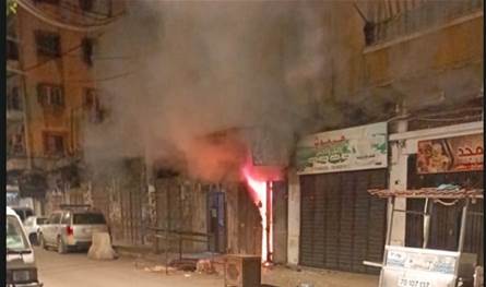 أطلقوا النار فجرا باتجاه محل في طرابلس ولاذوا بالفرار (صور)