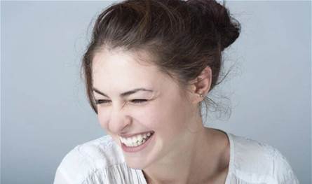 الضحك 5 مرات أسبوعياً.. دواء مجاني للاعصاب والقلب