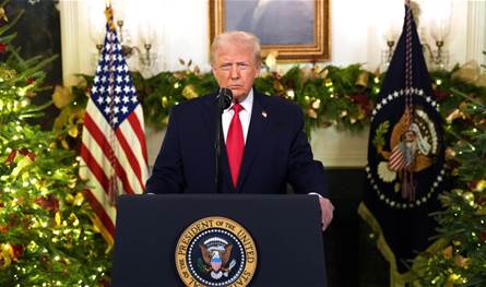 ترامب يكسر تقاليد الرؤساء الأميركيين… هذا ما فعله داخل المكتب البيضاوي!