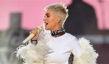 "كيتي بيري" تتصدّر العناوين بعد هجوم صادم واتهامات خطيرة