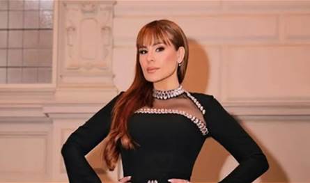 فستان أحمر وذهبي.. شاهدوا بالصور إطلالة كارول سماحة في عيد الميلاد