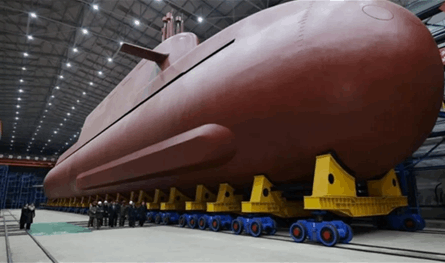 كيم يتفقد "غواصة هجومية نووية استراتيجية"