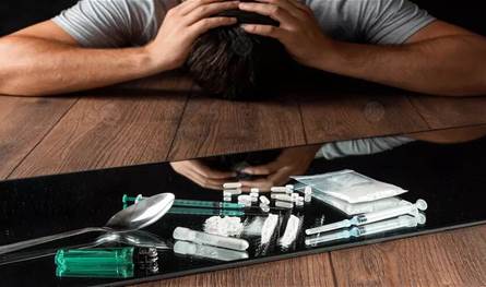 دولة تدق ناقوس الخطر.. 15 مليون مدمن وسنّ التعاطي يبدأ من الطفولة!