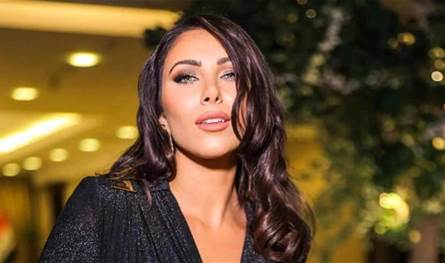 تألقت بفستان أبيض أبرز بطنها المنتفخ.. دانييلا رحمة تحتفل بالكريسماس بإطلالة عائلية (صور)