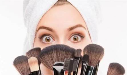 مكياج خمس دقائق للمرأة العملية: إشراقة سريعة وأناقة طبيعية