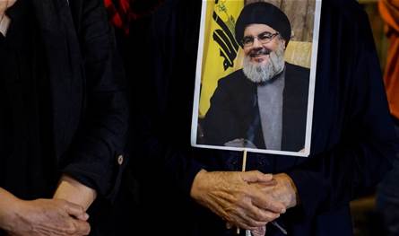 برفقة مُرشد لبنانيّ... صحافيّ إسرائيليّ زار قبر نصرالله (صورة)