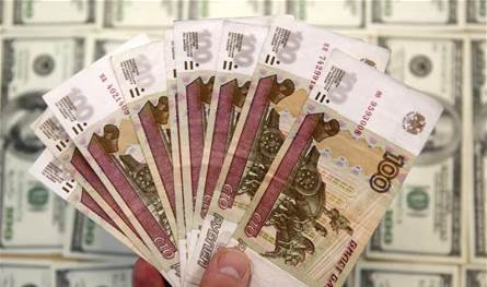 بلومبيرغ: الروبل يتحول من درع نقدي إلى عبء على الإقتصاد الروسي