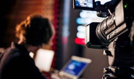 بتنورة قصيرة جداً… إعلامية لبنانية بإطلالة جريئة (صورة)