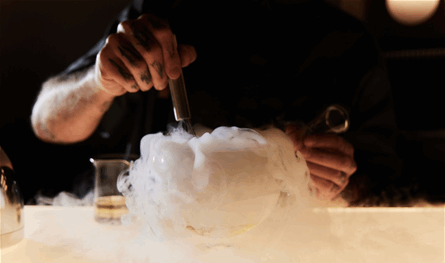 شيف شهير مزّق معدة زبون بمشروبه (فيديو)