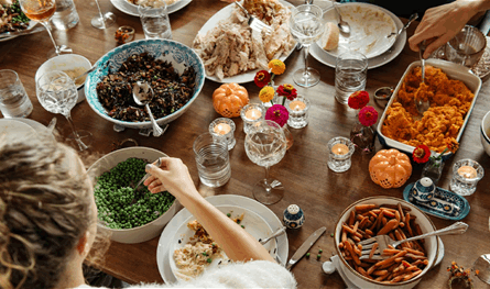 5 نصائح لتخفيف الانتفاخ بعد وجبات الأعياد