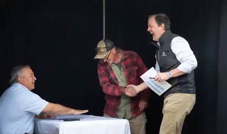 رئيس شركة أميركية يمنح موظفيه 240 مليون دولار!