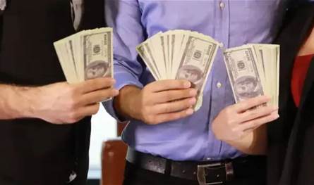 مكافآت للموظفين بقيمة 240 مليون دولار.. هذا ما فعله صاحب إحدى الشركات