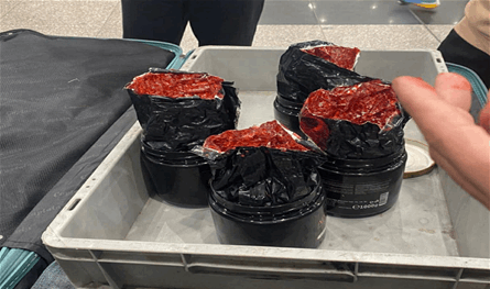 في مطار عربي.. هكذا حاول 4 ركاب تهريب كمية كبيرة من المخدرات