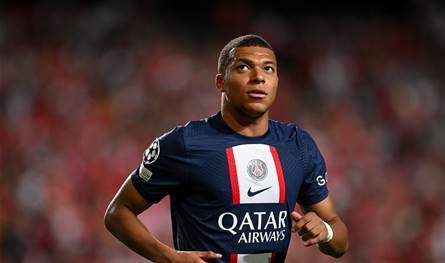 ارتدى قميص المنتخب المغربي.. مبابي في مدرجات ملعب الرباط (فيديو)