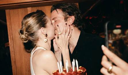 يكبرها بـ 20 عاماً.. النجم الشهير يستعد لطلب يد حبيبته عارضة الأزياء قريباً 